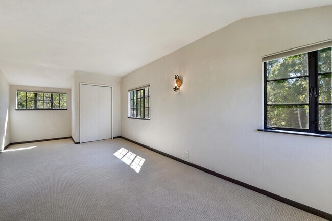 Building Photo - 2299 Tasso St