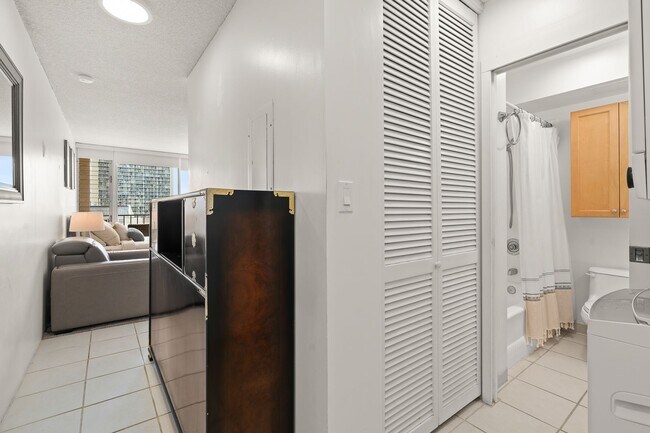 Building Photo - Waikiki Fully furnished studio/1 ba / 1 pr...