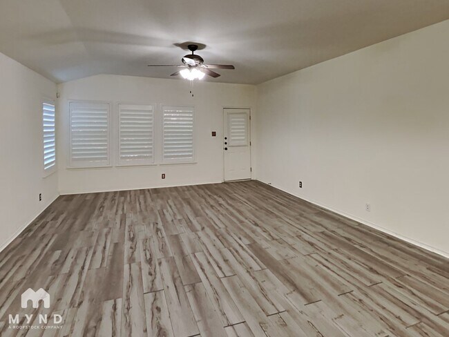 Foto del edificio - 4611 Echo Lake Dr