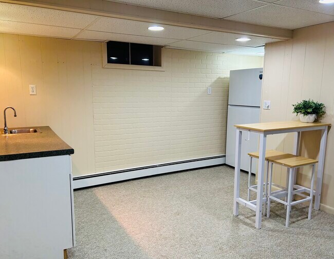 Kitchenette with fridge, microwave burner stove and coffee maker - 12 Graham St