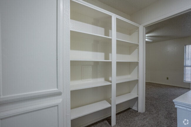 2BR, 1.5BA - 1,045SF - Built In Shelving TH-A - FOX BEND APARTMENTS