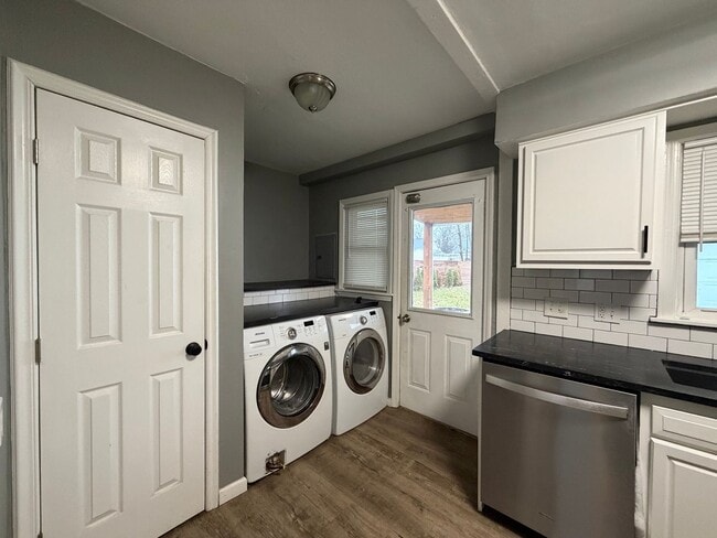 Foto del edificio - Spacious 4-Bedroom Home with First-Floor Convenience and Great Outdoor Space