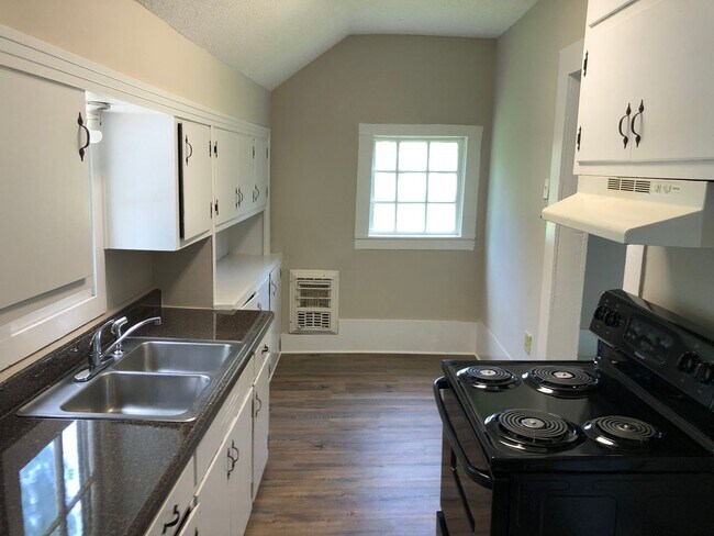 Building Photo - ****Just Reduced****463 Woodruff St. Court...