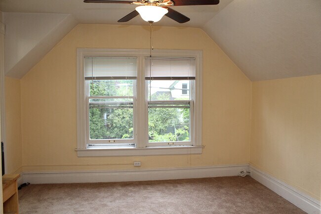 Building Photo - Super cute 2 Bedroom Upstairs Unit w/Nice Updates in the Heart of Buckman