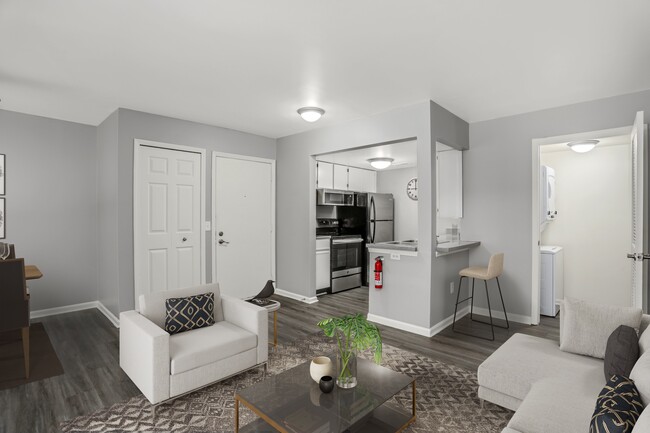 Dorado - Sala de estar / Cocina - Pheasant Run Apartments