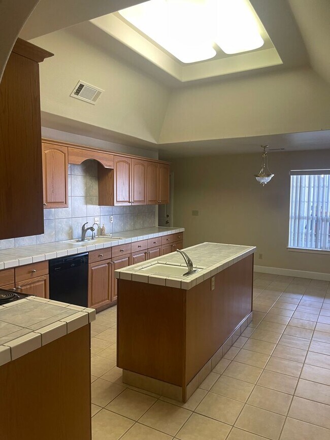 Building Photo - Stunning 4Bed, 3.5 Bath Home in Clovis wit...