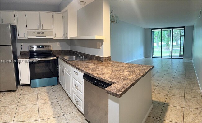 Foto del edificio - 7750 W McNab Rd