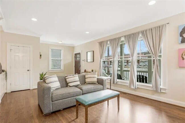 Foto del edificio - Spacious 3bd/2.5ba Home w/ Fenced Backyard in Great Location!