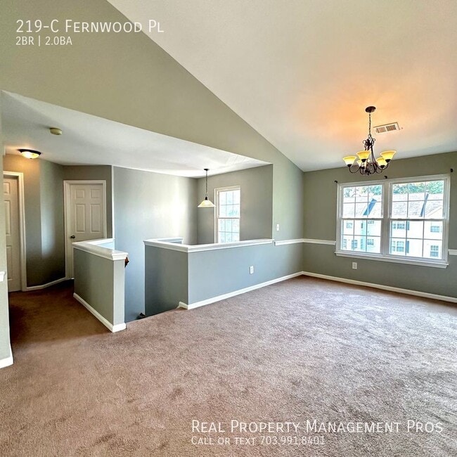 Foto del edificio - Elegant Condo with Cathedral Ceilings in P...