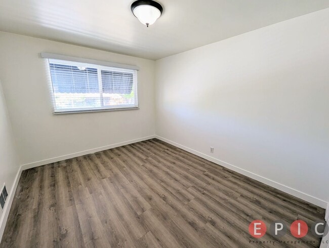 Building Photo - 2712