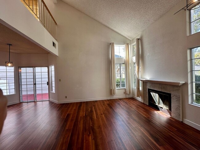 Building Photo - NEWARK GEM! 2 Bedroom 2 bath !