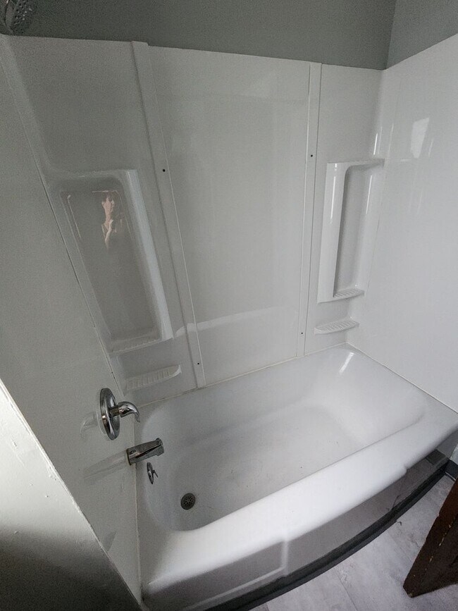 Foto del edificio - 2 Bedroom First Floor Apartment For Rent on E 122nd