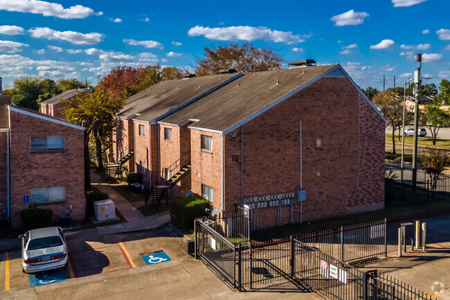 Building Photo - Woods of Greenbriar