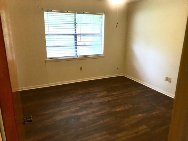 Building Photo - 2 Bed 1 bath apartment