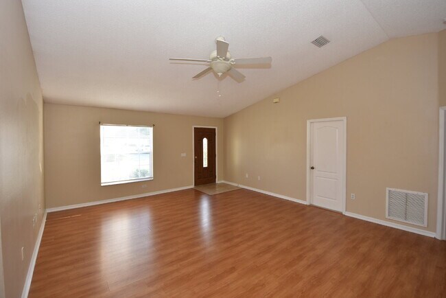 Building Photo - Charming 3-Bedroom, 2-Bath Home in Lehigh ...