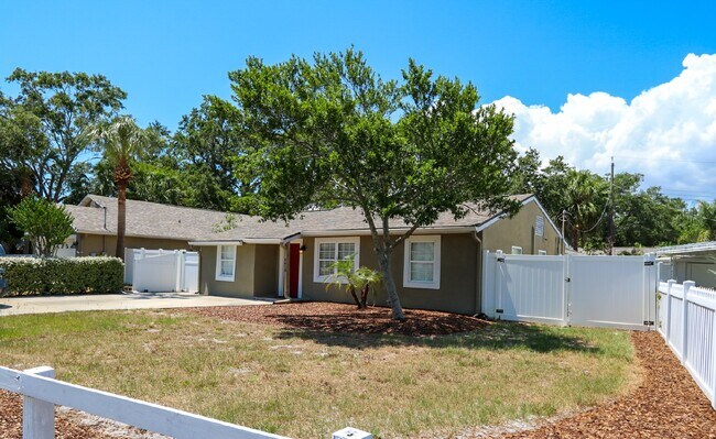 Foto del edificio - 3 bedroom, 2.5 bathroom home is in a highly sought-after neighborhood in the heart of South Tampa...