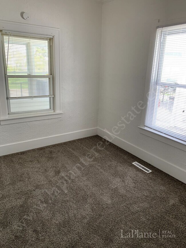 Building Photo - Welcome to this charming 2 bedroom, 1 bath...