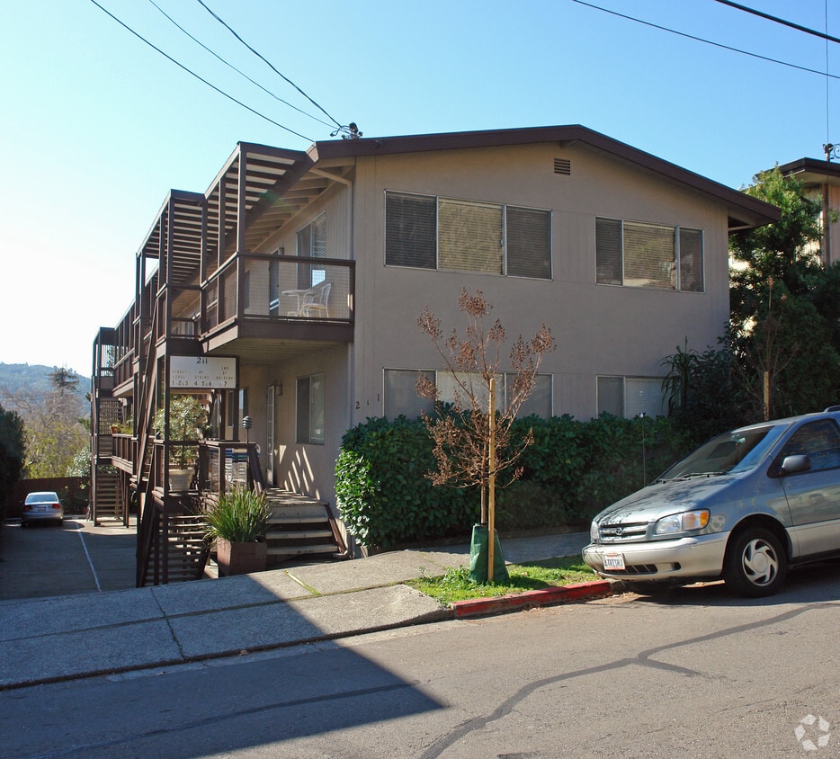 Building Photo - 211 Laurel Pl