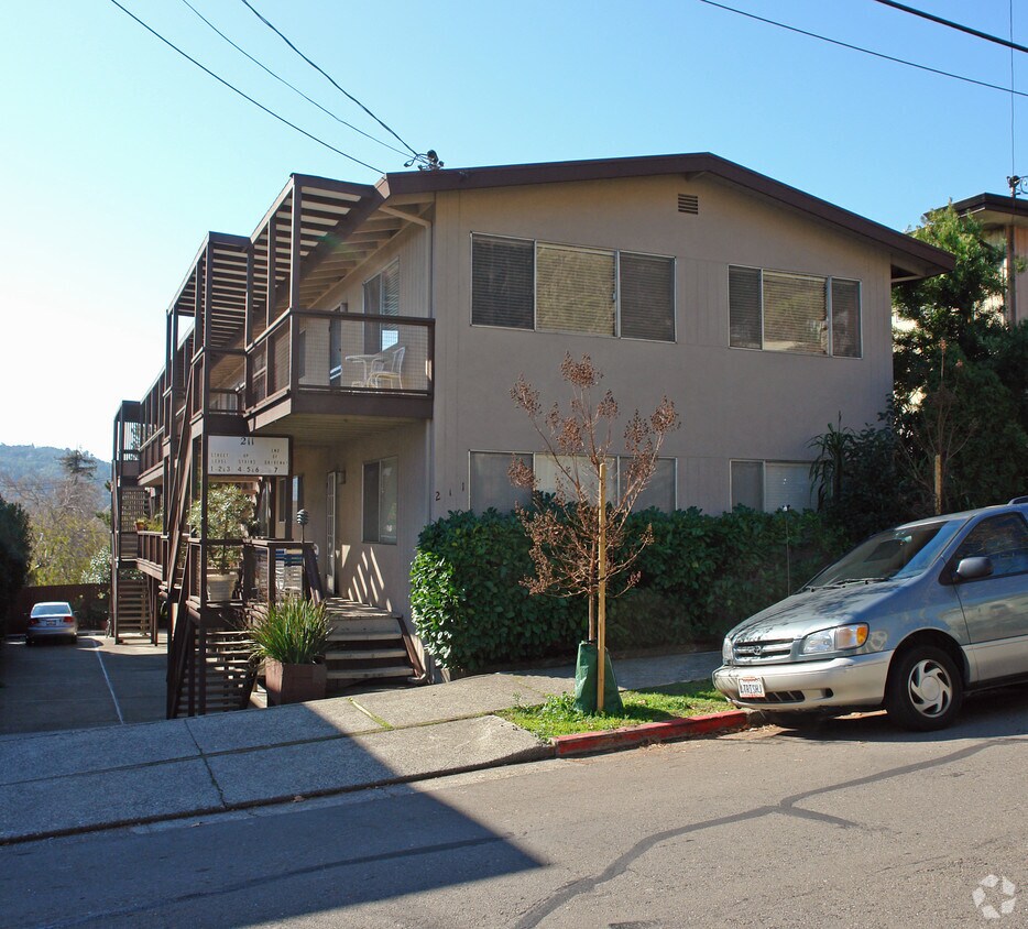 Foto del edificio - 211 Laurel Pl