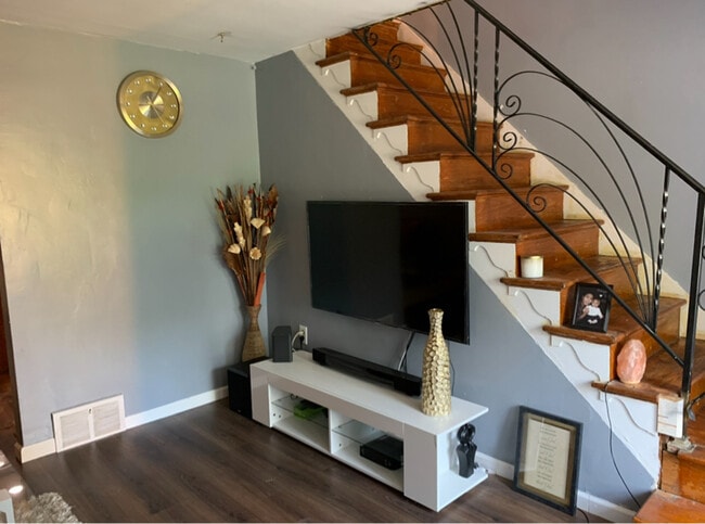 Foto del edificio - 6729 Short Ln