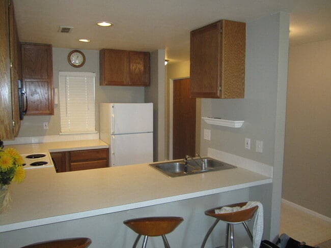 Building Photo - Beautiful 2 Bedroom, 1 Bathroom Condo by H...
