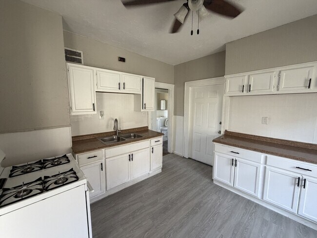 Foto del edificio - 3349 E 125th St