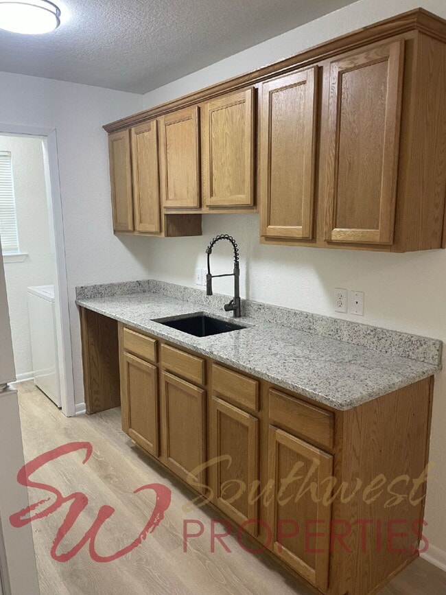 Building Photo - Charming, updated and bright duplex with private backyard!