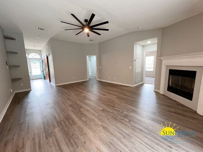 Building Photo - Beautiful 4 Bedroom Home with enclosed poo...
