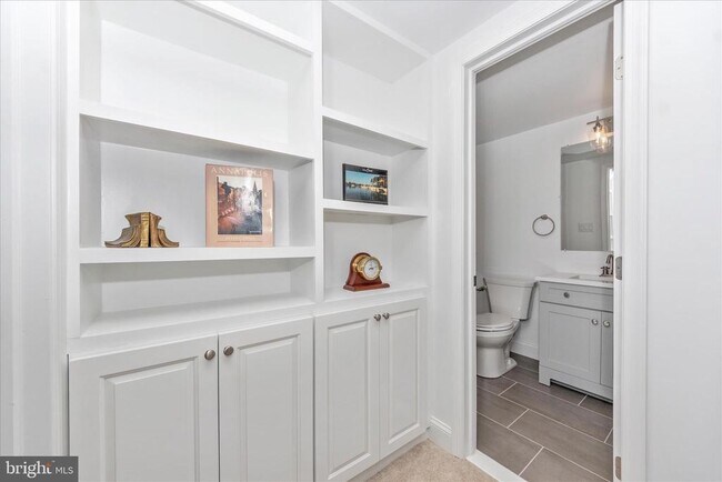 Building Photo - 5 President Point Dr