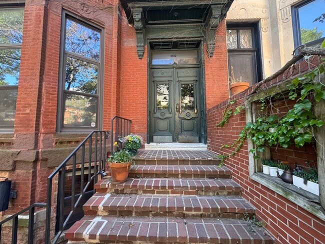 Building Photo - 1832 N Lincoln Ave