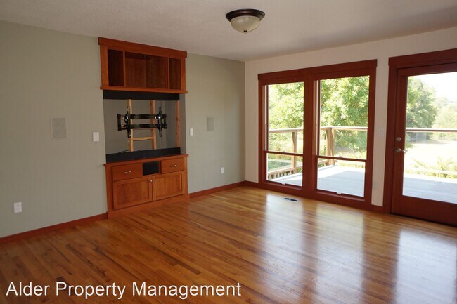 Building Photo - 4 br, 3.5 bath House - 7491 SW Saint John Pl