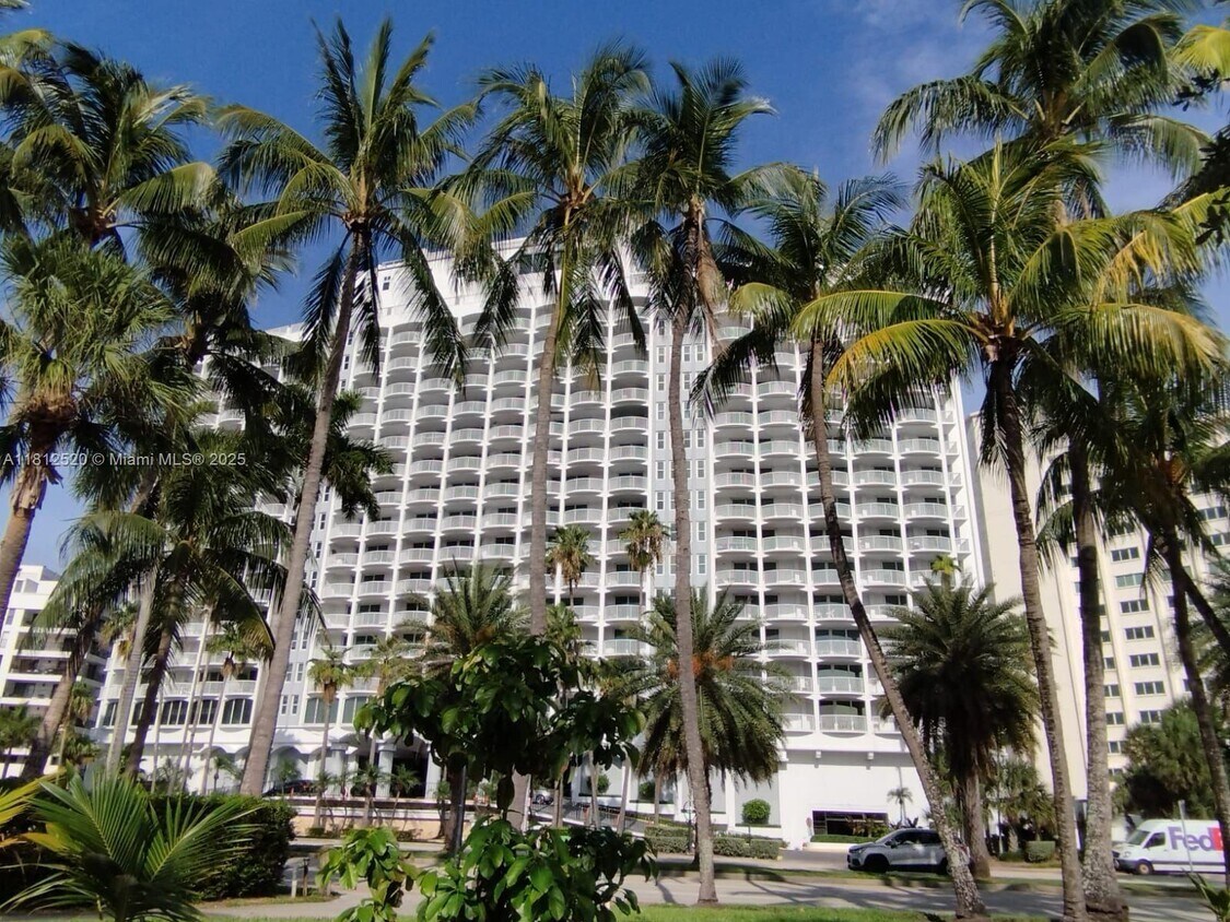 Primary Photo - 5401 Collins Ave