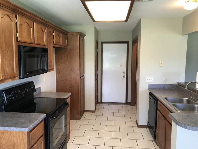 Foto del edificio - 3 bed, 2 bath with a 2 car garage for rent in Moore near Eastern between 12th and 27th streets!