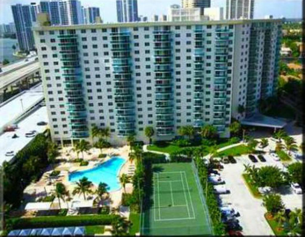 Primary Photo - 19370 Collins Ave