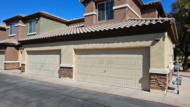 Building Photo - Adorable Single Level Condo  Close to Summerlin!!!