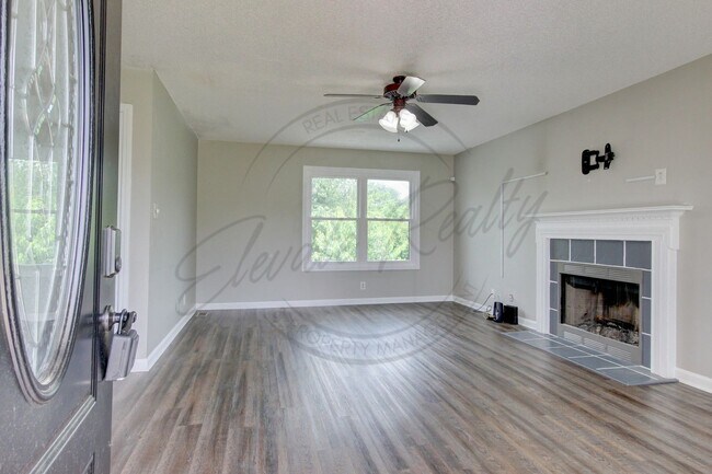 Foto del edificio - Three Bedroom On One Acre Lot in Clarksvil...