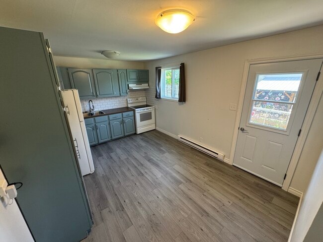 Building Photo - 3 Bed 1.5 Bath Townhome for Rent