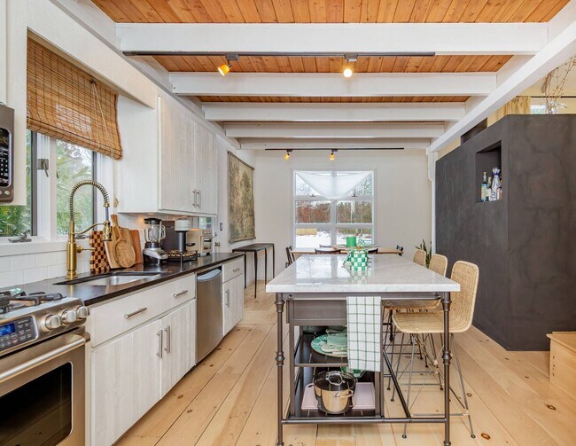 Foto del edificio - 97 Swamp Rd