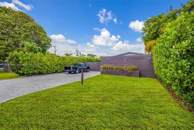 Building Photo - 707 NE 22nd Dr