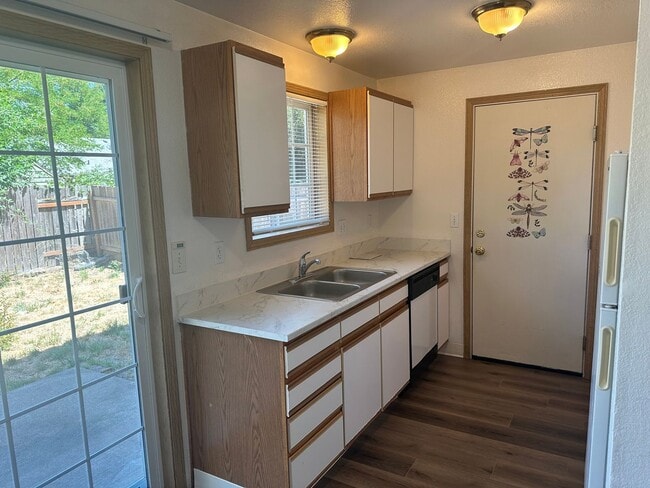 Building Photo - Freshly updated 3 bedroom 2 bathroom duple...