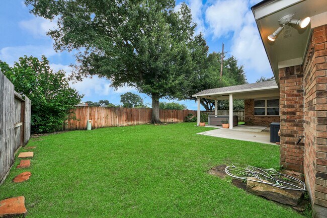 Building Photo - 15818 Sweetwater Creek Dr
