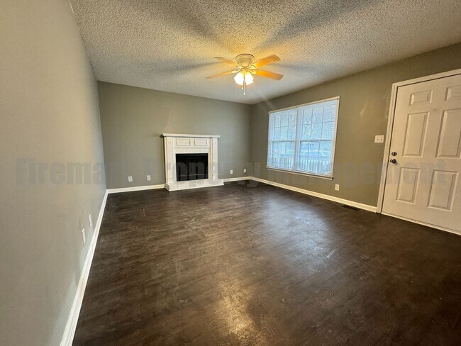 Building Photo - Newly Renovated 4 Bedroom 2 Bathroom!!