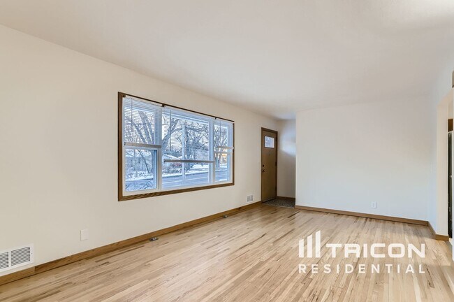 Foto del edificio - 2063 Dale St N