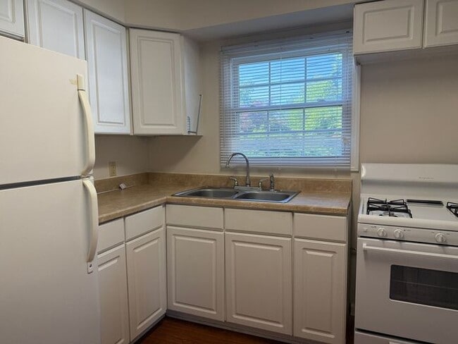 Building Photo - Cozy 2 Bedroom Home
