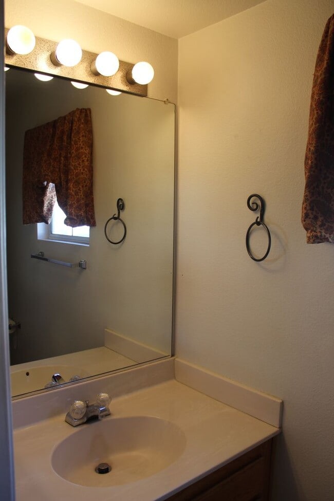 Foto del edificio - Gated Community~$2,595~ 2 Bed/2.5 Bath End Unit Townhome.