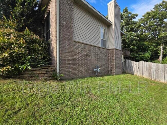 Foto del edificio - 1901 Hidden Creek Dr
