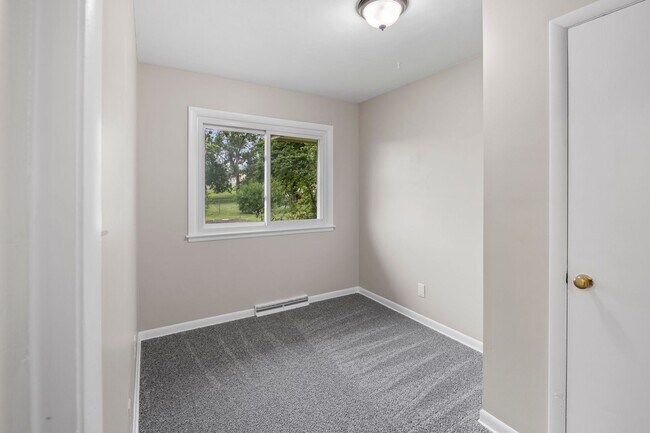 Building Photo - 3 Bedroom 2 Bath 2 Stall Garage Urbandale