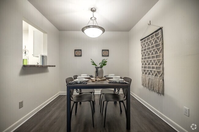 1 habitación, 1 baño - 669 pies cuadrados - Comedor - University Square