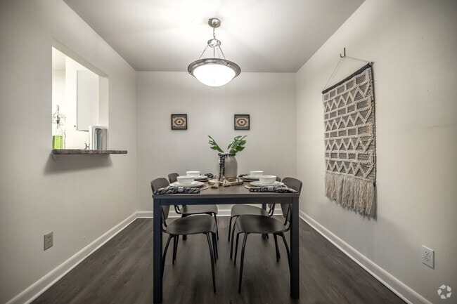 1BR, 1BA - 669SF - Dining Room - University Square