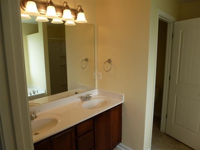 Foto del edificio - TWO STORY 5br/3ba Brick Home